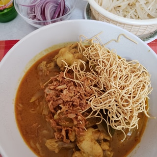 タイ北部チェンマイの郷土料理　カオソーイ
